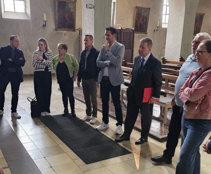 Gemeinsamer Ortstermin in der Pfarrkirche St. Laurentius in Zell am Main: MdL Robert Brannekämper (3. v. r.) informierte sich auf Einladung von MdL Jungbauer mit Vertretern aus Kirche, Denkmalpflege und der Landkreisverwaltung sowie des Marktes Zell über den Zustand des Gebäudes und mögliche Nachnutzungsperspektiven. 