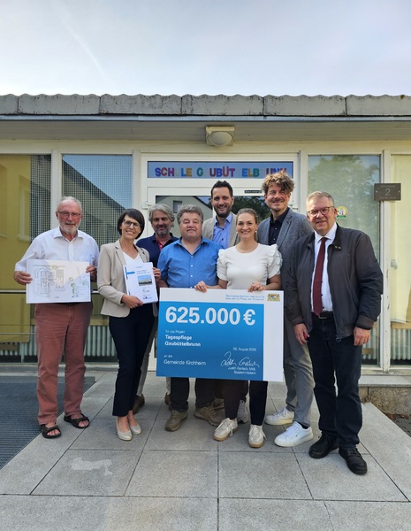Zuhause alt werden ist der Wunsch vieler Menschen  das soll nun auch in Kirchheim-Gaubüttelbrunn für mehr Menschen möglich werden. Hierfür plant die Gemeinde Kirchheim die Einrichtung von 25 Tagespflegeplätzen in der ehemaligen Grundschule in Gaubüttelbrunn. Landtagsabgeordneter und ehemaliger 1. Bürgermeister Björn Jungbauer freut sich, dass die Umsetzung eine wichtige Hürde genommen hat. Das Bayerische Landesamt für Pflege hat bekannt gegeben, dass der Umbau mit bis zu 625.000 Euro im Rahmen des Förderprogramms PflegesoNah unterstützt wird. Staatsministerin Judith Gerlach übergab den Förderscheck persönlich.