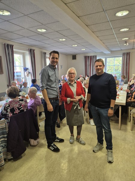 Wie können sich ältere Menschen vor dem Enkeltrick und anderen Betrugsmaschen schützen? Diese Frage stand im Mittelpunkt des Erntedank-Seniorentreffens, welcher kürzlich im vollbesetzten Pfarrsaal von Frickenhausen stattfand. Stimmkreisabgeordneter Björn Jungbauer hielt einen aufschlussreichen Vortrag mit konkreten Tipps und Verhaltensregeln, wie man solche Betrugsversuche erkennt und richtig reagiert.Mit im Bild sind Organisatorin Charlotte Will und 2. Bürgermeister Matthias Ganz.