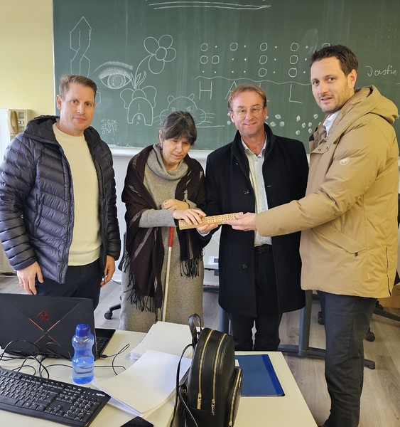 Bei einem Termin im Berufsförderungswerk (BFW) in Veitshöchheim bekamen der Bürgerbeauftragte der Bayerischen Staatsregierung, (zweiter von rechts) Wolfgang Fackler, MdL (CSU) und (rechts) Stimmkreisabgeordneter Björn Jungbauer (CSU) von Geschäftsführerin Judith Fallt (zweite von links) und Abteilungsleiter Thomas Schmitt auch die die Grundzüge der Braille-Schrift vorgestellt.