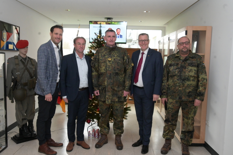 Informationen aus erster Hand beim Besuch von MdL Björn Jungbauer und MdL Wolfgang Fackler bei der 10. Panzerdivision in Veitshöchheim. Von links: MdL Björn Jungbauer (CSU), Bürgerbeauftragter und MdL Wolfgang Fackler, (CSU) Generalmajor Jörg See, 1. Bürgermeister Jürgen Götz, Brigadegeneral André Abed.