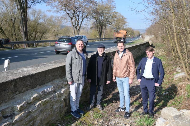 Gemeinsam f&uuml;r den Erhalt eines Kulturdenkmals: 1. B&uuml;rgermeister Michael Sedelmayer, Bauamtsleiter Dr. Michael Fuchs sowie die Landtagsabgeordneten Bj&ouml;rn Jungbauer (CSU) und Felix Freiherr von Zobel (Freie W&auml;hler) freuen sich &uuml;ber weitere 200.000 Euro aus den Fraktionsinitiativen des Nachtragshaushalts 2026 f&uuml;r die Sanierung der denkmalgesch&uuml;tzten Weinbergsmauer W&uuml;rzburg-Randersacker. (Foto: Matthias Ernst/B&uuml;ro Jungbauer)
