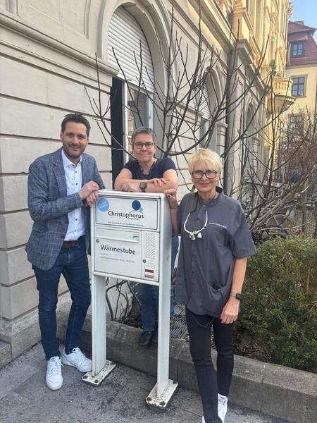 30.000 Euro f&uuml;r die W&auml;rmestube W&uuml;rzburg: Mit Mitteln aus den CSU/FW-Fraktionsinitiativen wird die wichtige Anlaufstelle f&uuml;r Menschen in Not baulich aufgewertet. V.l.: MdL Bj&ouml;rn Jungbauer, Gesch&auml;ftsf&uuml;hrerin Nadja Fiedler und MdL Dr. Andrea Behr. (Foto: Kevin Heymel/B&uuml;ro Dr. Behr)