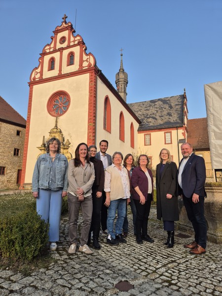250.000 Euro f&uuml;r die Rettung eines Kulturdenkmals: Die Klosterkirche St. Georg in T&uuml;ckelhausen erh&auml;lt dringend ben&ouml;tigte Mittel zur Dachsanierung und Sicherung aus den CSU/FW-Fraktionsinitiativen 2026. V.l.: Beatrix Kohlmann, Katja Mark-Engert, Doris Heyde (alle Bisch&ouml;fliches Ordinariat), MdL Bj&ouml;rn Jungbauer (CSU), Jutta Sokopp, Birgit K&uuml;hne, Birgit Schmittchen-Miles (Kirchenverwaltung T&uuml;ckelhausen), Theresa Melchior (Denkmalbeh&ouml;rde Landratsamt W&uuml;rzburg) und Landrat Thomas Eberth. MdL Felix Freiherr von Zobel (Freie W&auml;hler) war kurzfristig verhindert. (Foto: Matthias Ernst/B&uuml;ro Jungbauer)