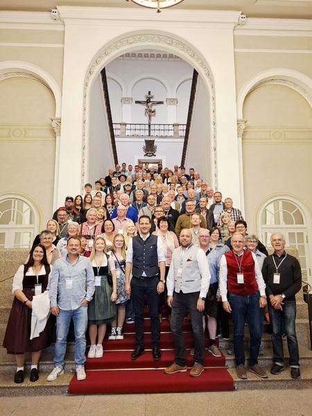 Rund 100 politisch Interessierte aus Margetshöchheim, Kürnach und dem südlichen Landkreis Würzburg folgten der Einladung des CSU-Landtagsabgeordneten Björn Jungbauer zu einem Besuch in den Bayerischen Landtag nach München. Für viele Teilnehmende war es der erste direkte Einblick in das politische Herz des Freistaats – und die Mischung aus Information, Diskussion und bayerischer Tradition sorgte für einen abwechslungsreichen Tag.